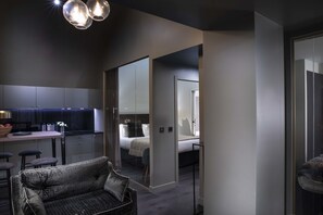 Duplex, 2 chambres, terrasse | Salle de bain | Baignoire et douche séparées, articles de toilette griffés