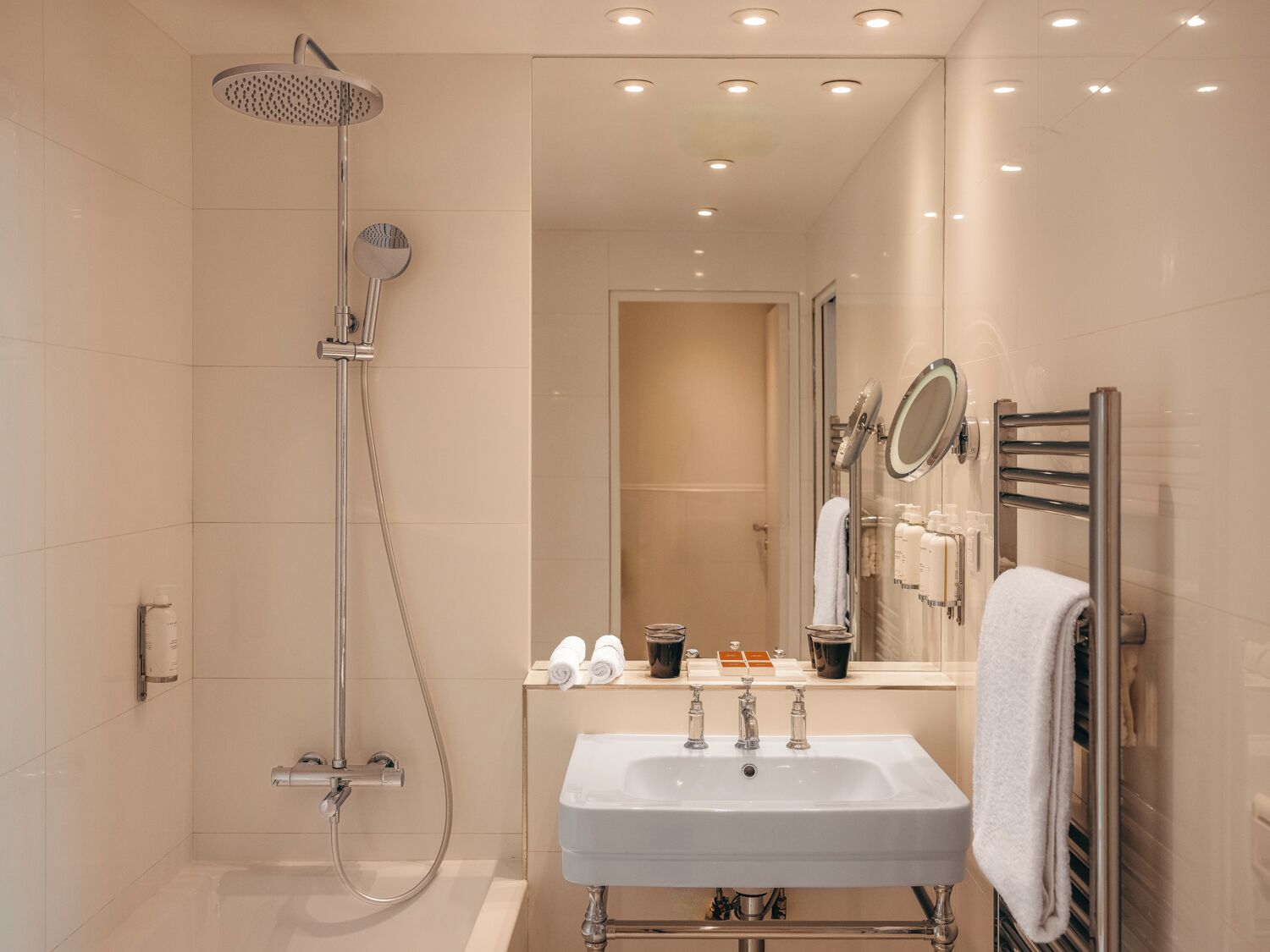 Un baño moderno con ducha, lavabo y espejo.