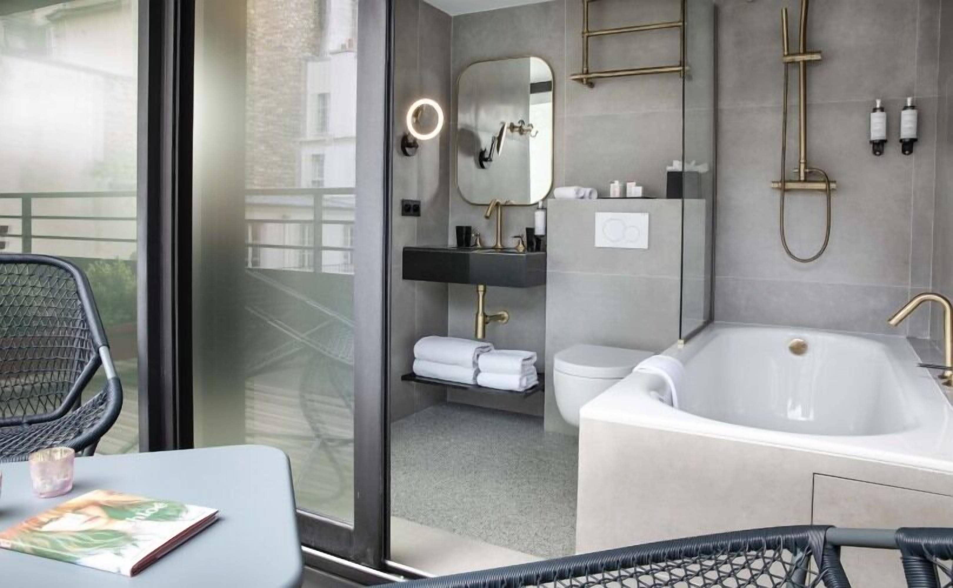 Chambre Double Supérieure, terrasse | Salle de bain | Baignoire et douche séparées, articles de toilette de luxe