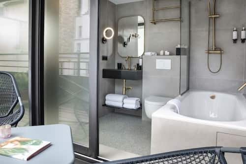 Habitación doble superior, terraza | Baño | Bañera y ducha independientes y artículos de higiene personal de diseño