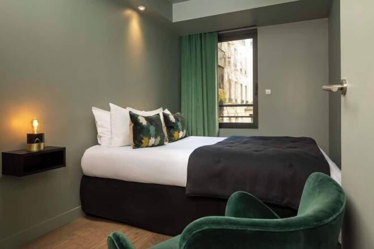 2 bedrooms, premium bedding, in-room safe, blackout drapes