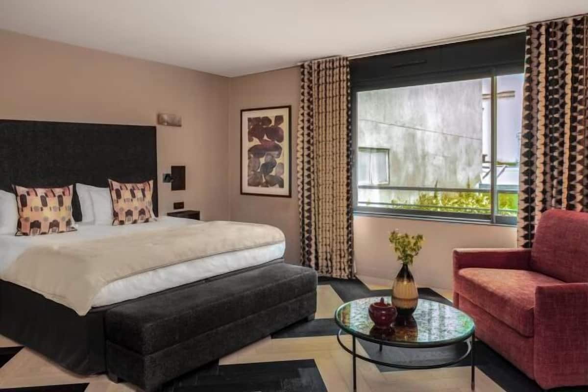 2 bedrooms, premium bedding, in-room safe, blackout drapes