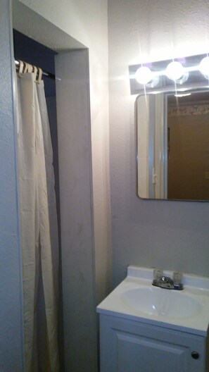 Standard Double Room, 2 Bedrooms | Bathroom