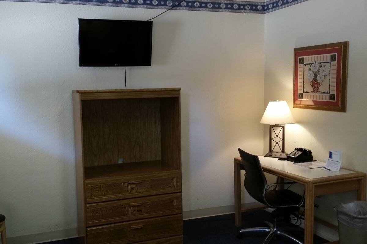 Standard Room, 1 Queen Bed | Living area