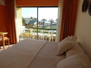 Chambre Double, 1 trĂšs grand lit, terrasse