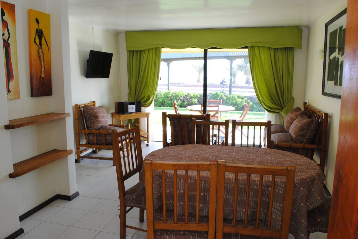 Bungalow for 4 people | Living room | 32-inch LCD TV with cable channels, TV
