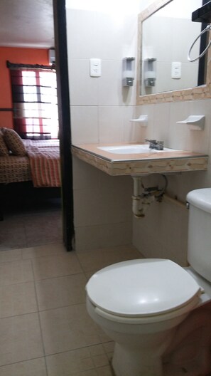 Chambre Standard, 1 chambre, terrasse | Salle de bain | Douche, séchoir à cheveux, serviettes fournies