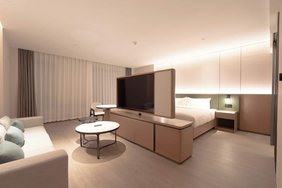 Habitación, 1 cama de matrimonio grande | Cortinas opacas, wifi gratis, ropa de cama