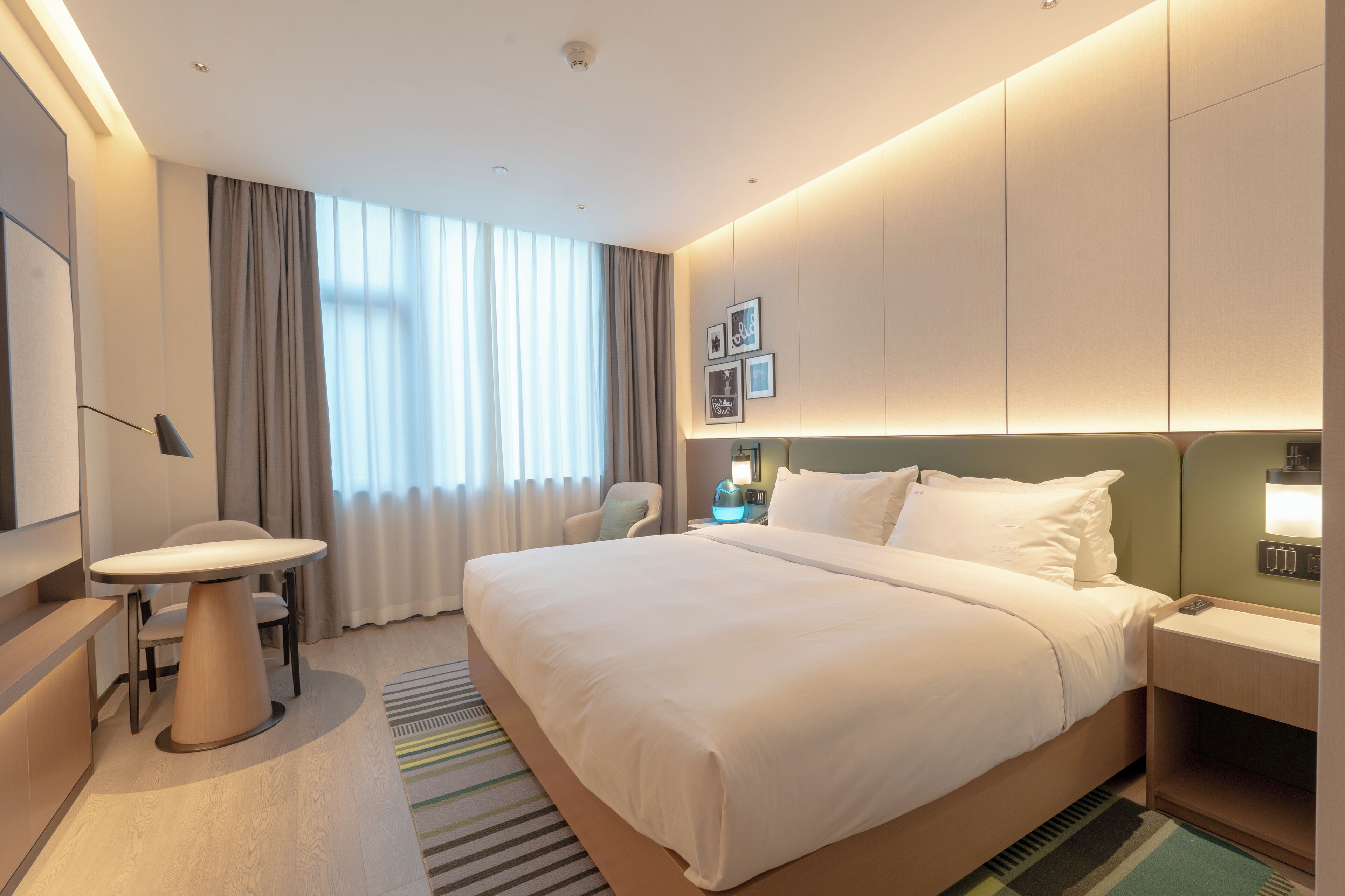 Cortinas opacas, wifi gratis, ropa de cama