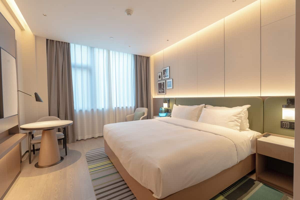 Cortinas opacas, wifi gratis, ropa de cama