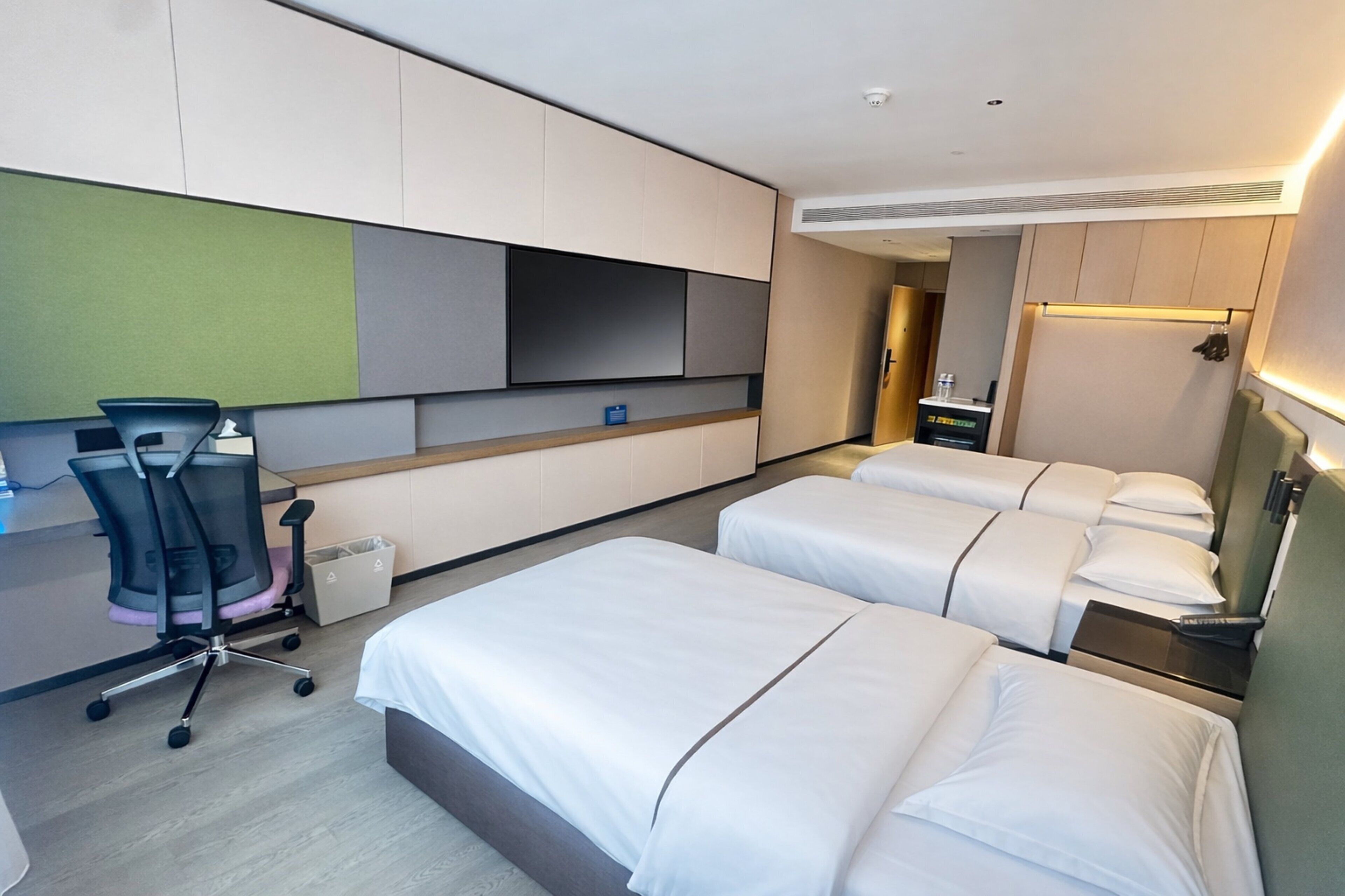 Cubrecamas, minibar, escritorio y espacio para trabajar con laptop 