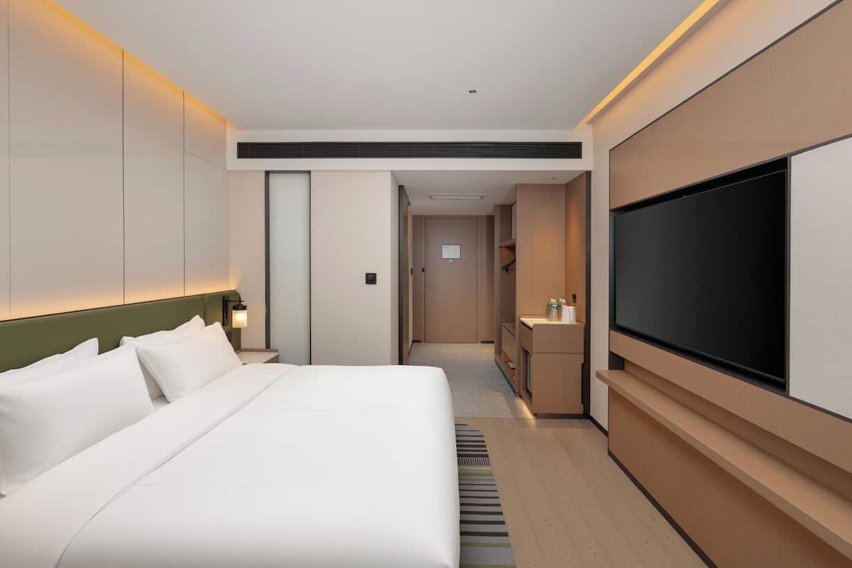 Cubrecamas, minibar, escritorio y espacio para trabajar con laptop