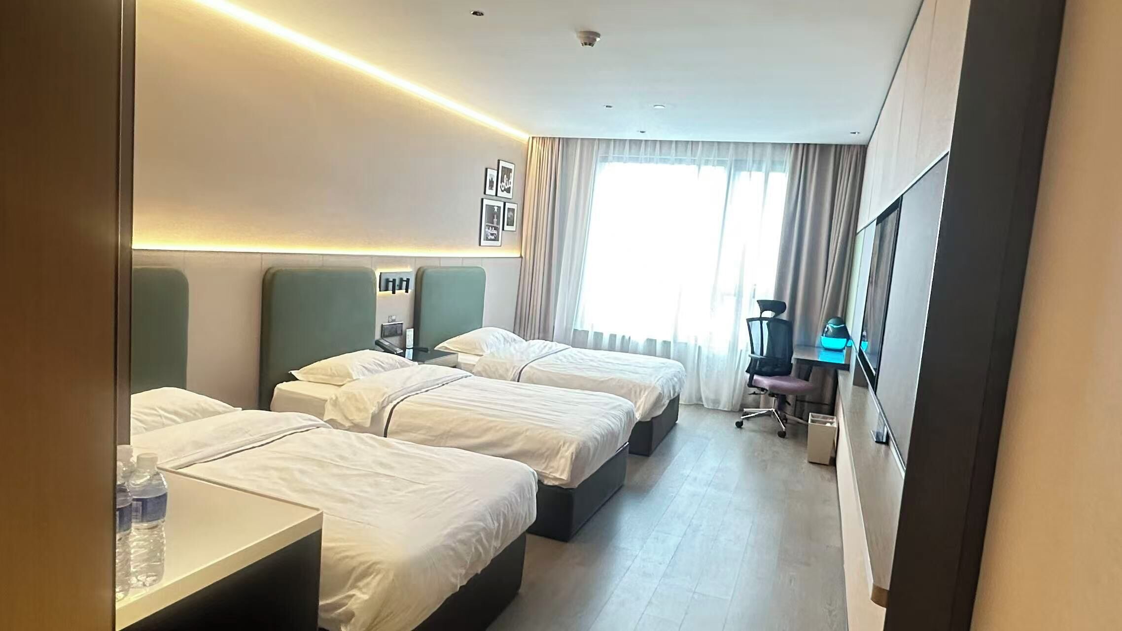 Habitación Premium, 3 camas individuales | Cortinas opacas, wifi gratis, ropa de cama