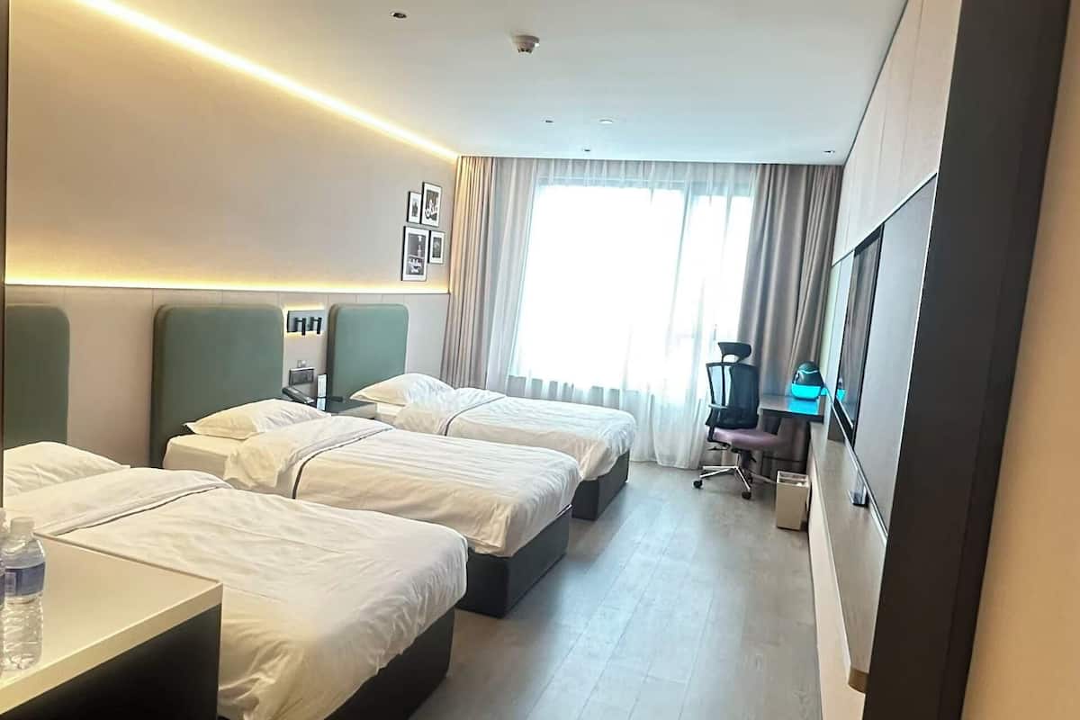 Habitación Premium, 3 camas individuales | Cortinas opacas, wifi gratis, ropa de cama