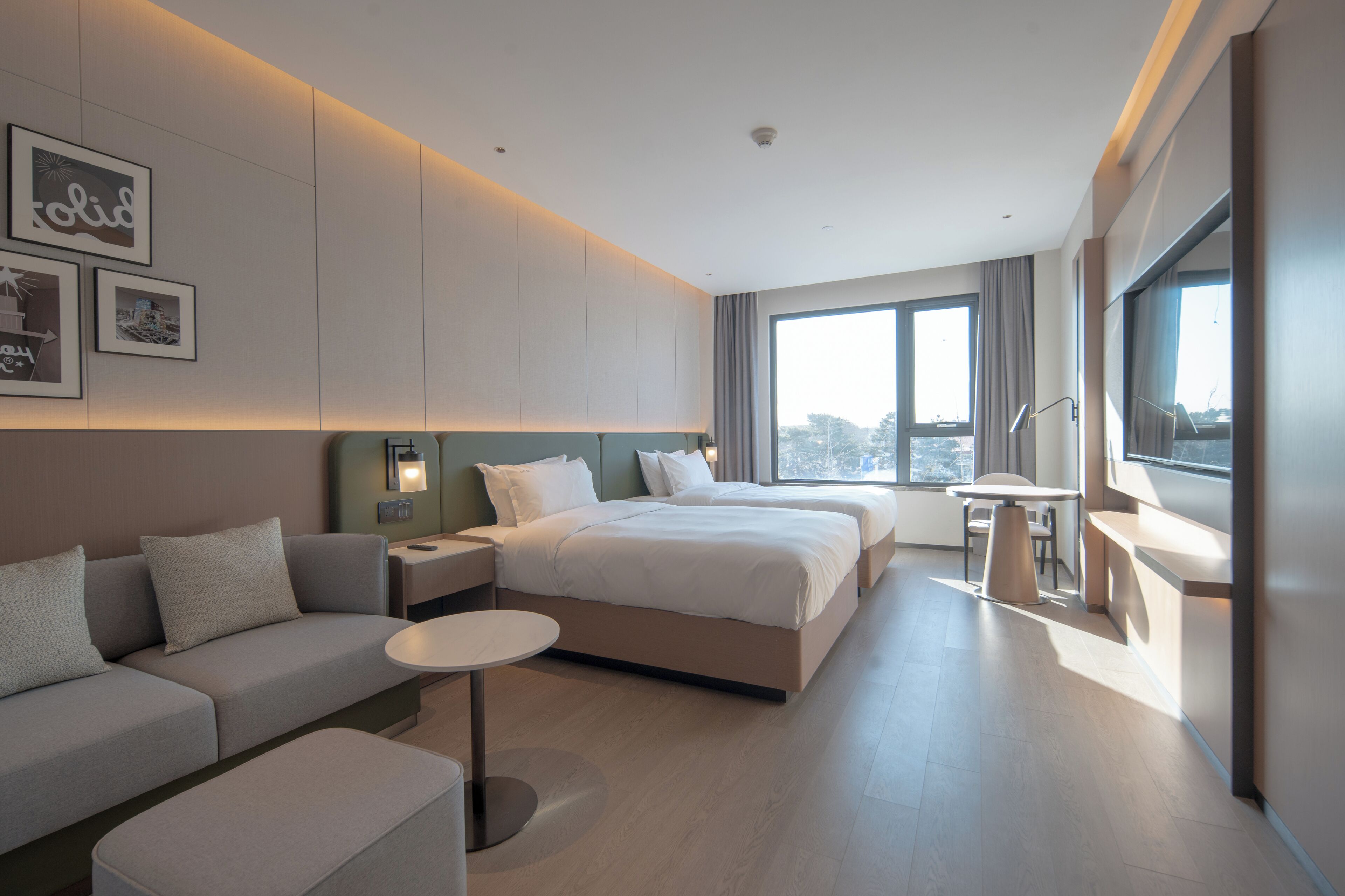 Cortinas opacas, wifi gratis, ropa de cama