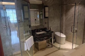 Verdunkelungsvorhänge, kostenloses WLAN, Bettwäsche