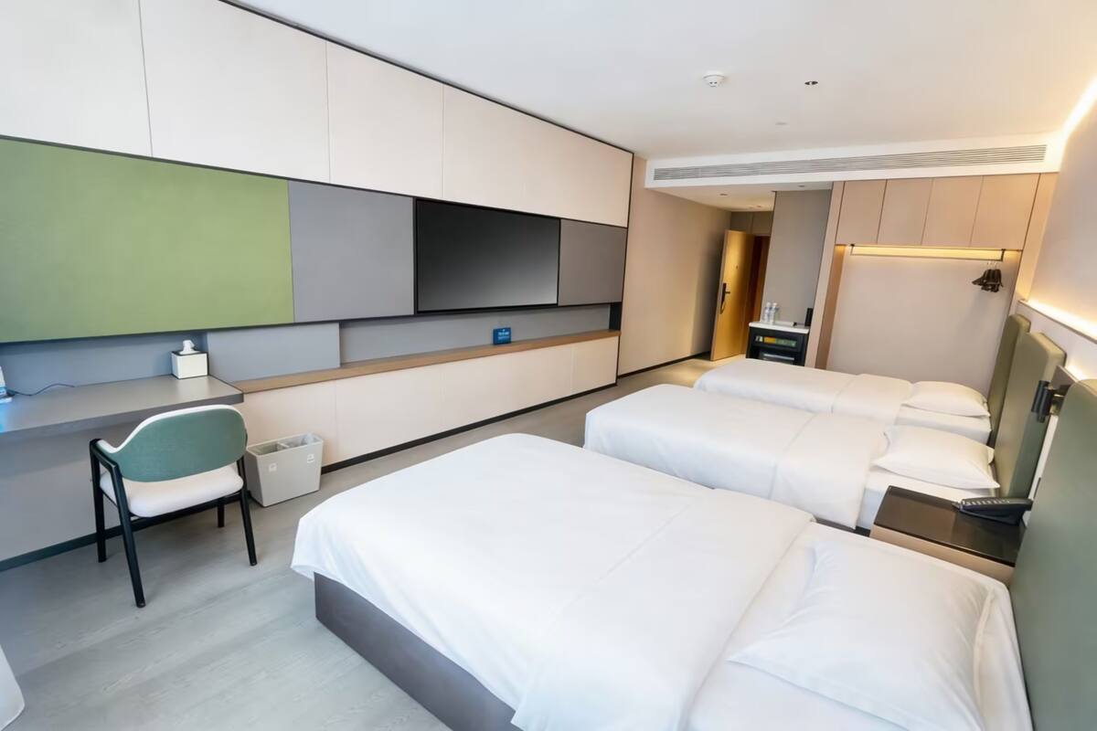 ห้องพรีเมียม, เตียงเดี่ยว 3 เตียง | ผ้านวมขนเป็ด, มินิบาร์, โต๊ะทำงาน, พื้นที่ทำงานแบบใช้แล็ปท็อป