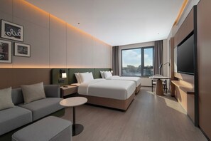 Down comforters, minibar, desk, laptop workspace - Holiday Inn Beijing Daxing Movie Park by IHG (Daxing)