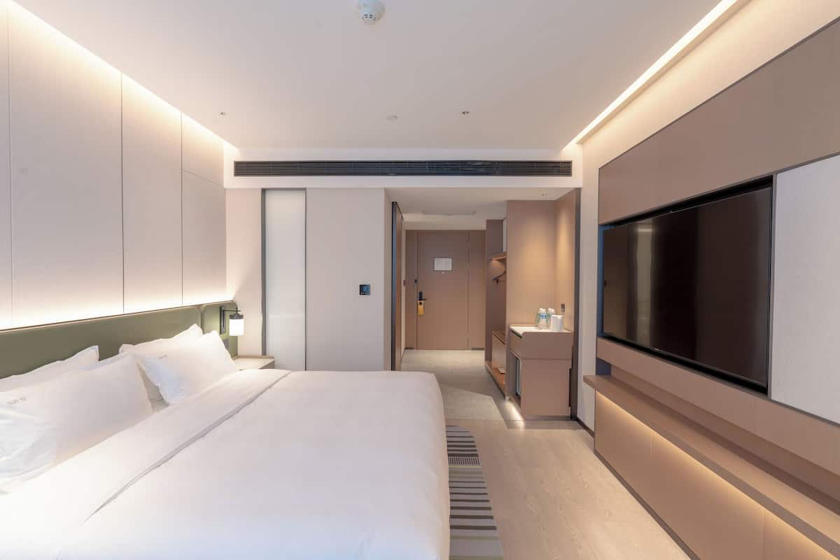 Cortinas opacas, wifi gratis, ropa de cama