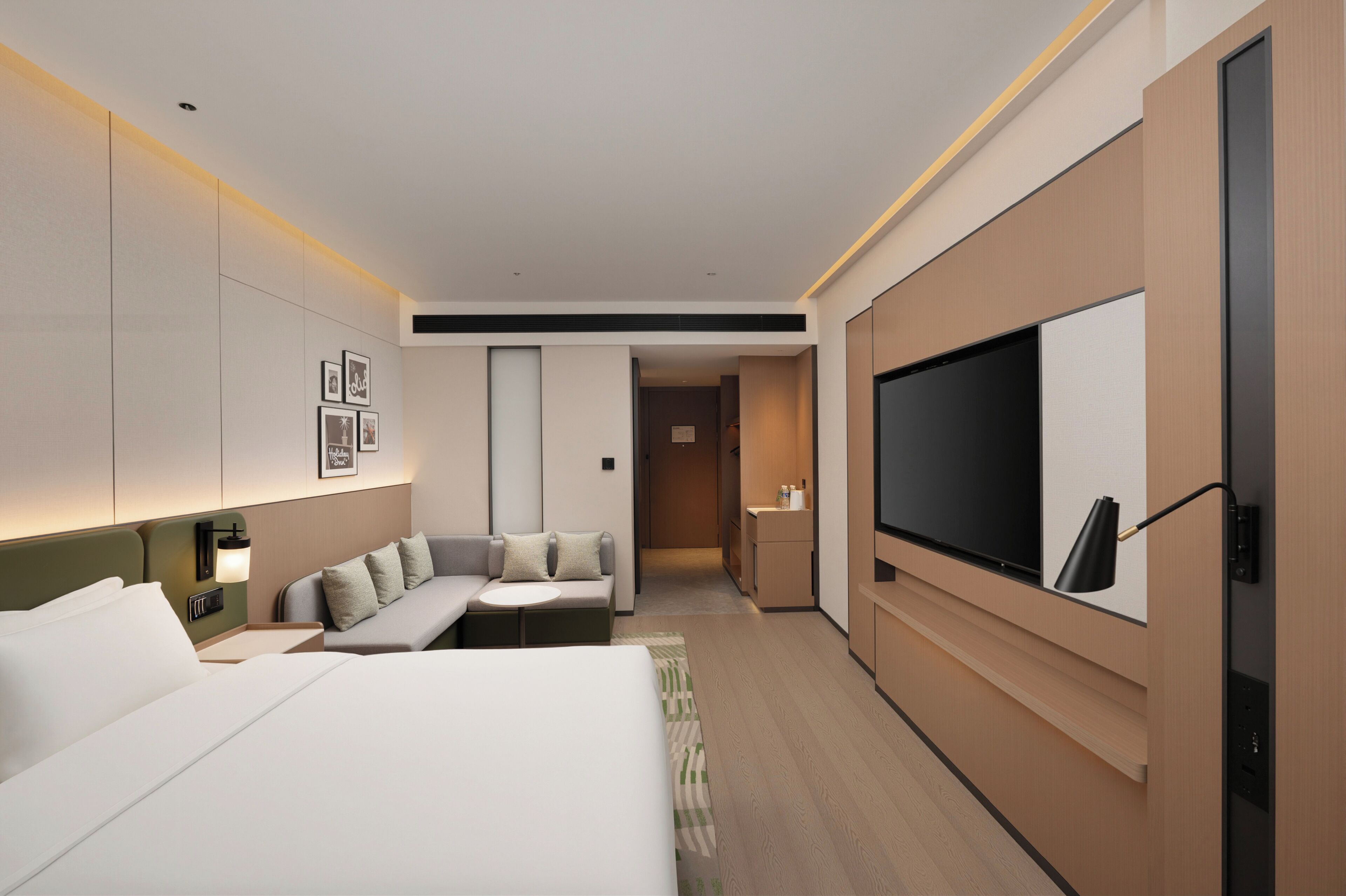 Cubrecamas, minibar, escritorio y espacio para trabajar con laptop 