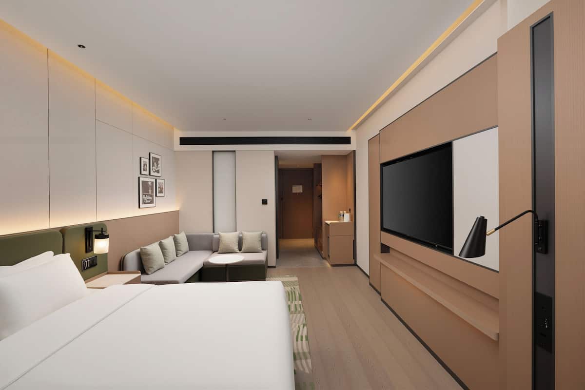 Cubrecamas, minibar, escritorio y espacio para trabajar con laptop