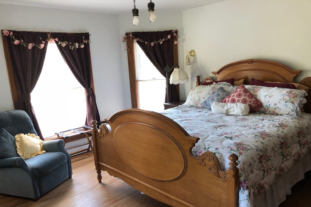 Luxury Room, 1 King Bed | Premium bedding, individually decorated, individually furnished