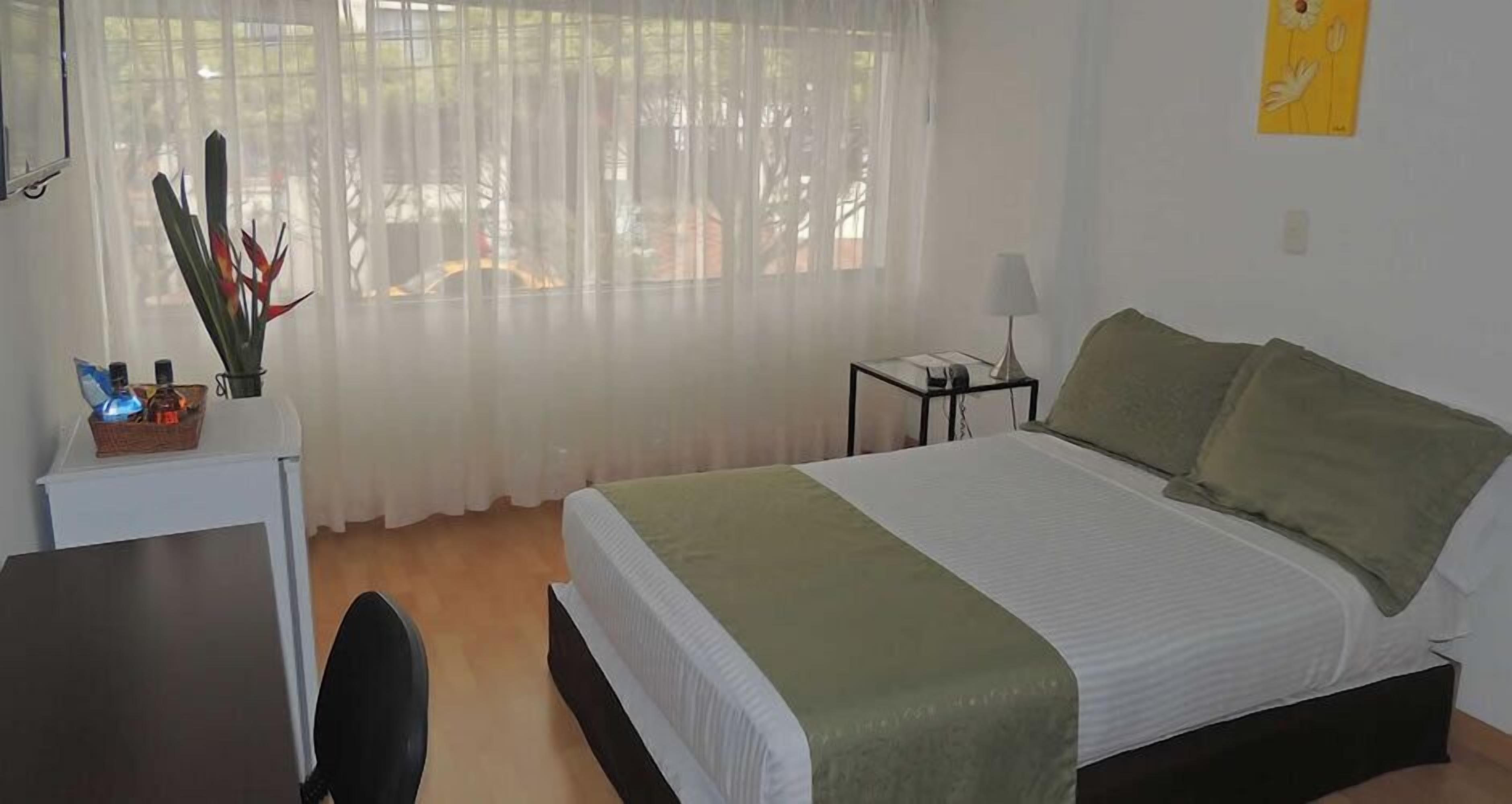 single room | minibar, in-room safe, desk, free wifi