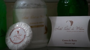 A hand cream and a shower cap from Hotel Portal de Milán. - Hotel Portal del Milán (Manizales)