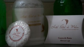 Douche, douche à « effet pluie », articles de toilette de luxe