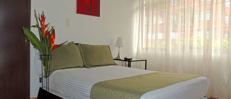 Een minibar, een kluis op de kamer, een bureau, gratis wifi