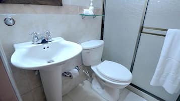 Kamar Single | Kamar mandi | Shower, pancuran hujan, perlengkapan mandi desainer, dan handuk