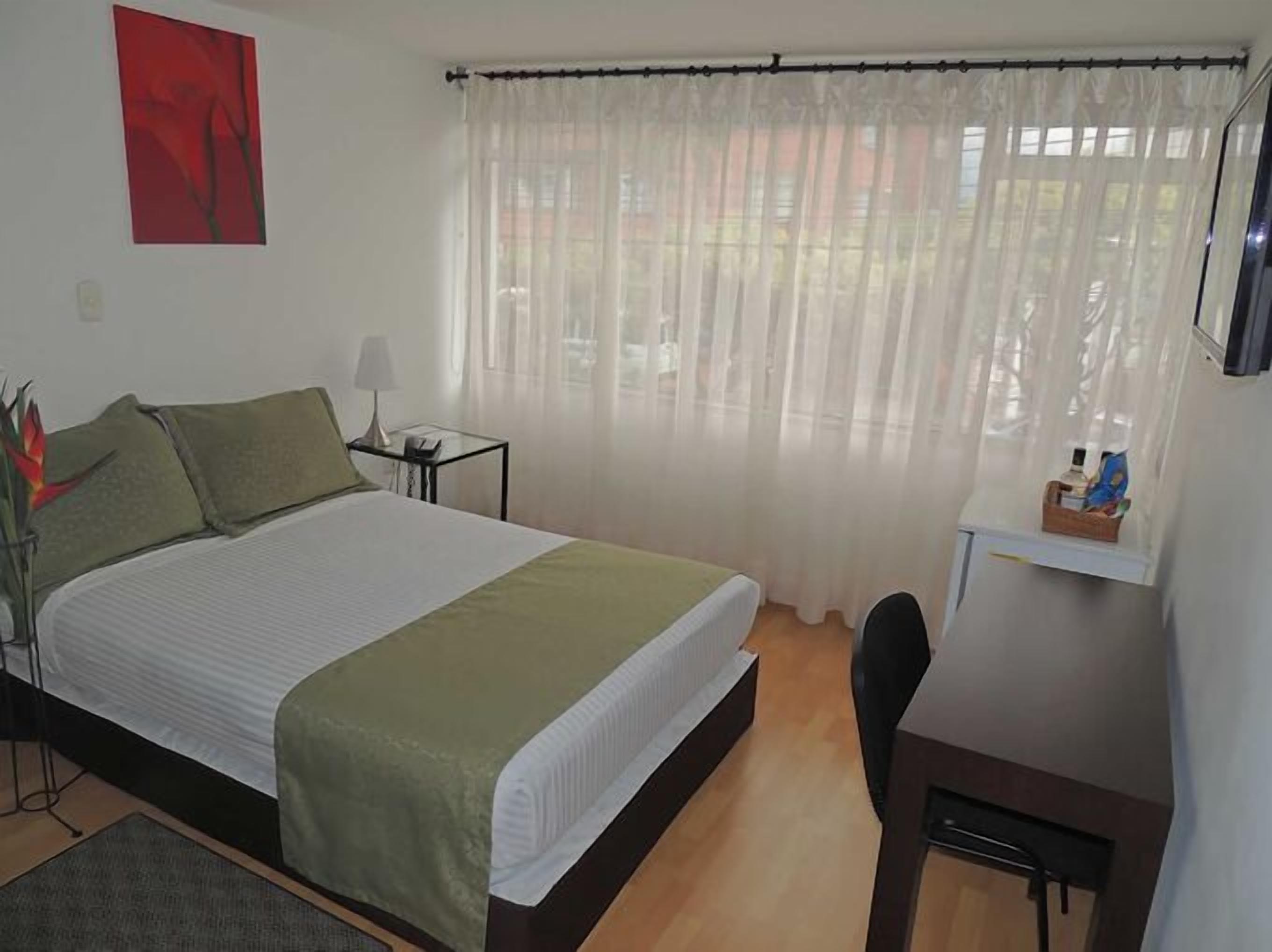 single room | minibar, in-room safe, desk, free wifi