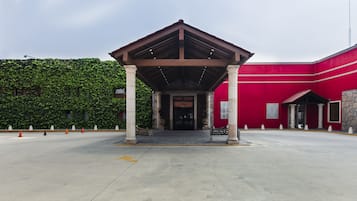 Vista frontal de la propiedad