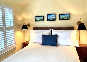 Premium bedding, individually decorated, individually furnished - The Oak Bluffs Inn (Oak Bluffs)