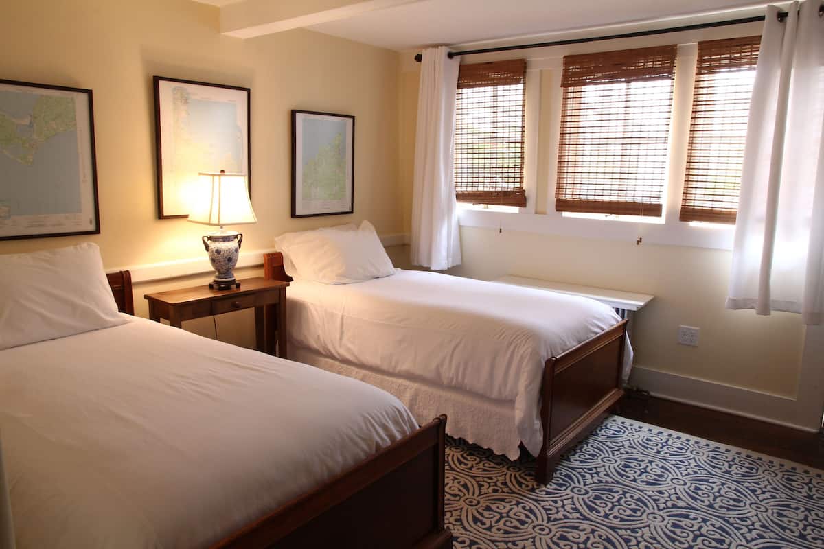 Chambre, 2 lits une place | Literie de qualité supérieure, décoration personnalisée