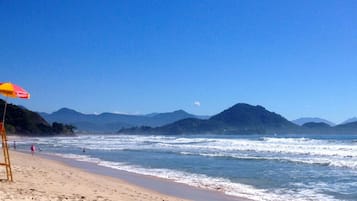 Perto da praia, areia branca