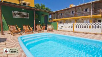 Piscina externa, espreguiçadeiras