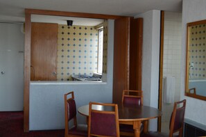 Suite, 1 Bedroom, Kitchenette | In-room dining - Hotel Suites Mi Casa (Mexico City)