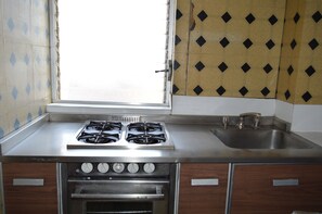 Fridge, stovetop, cookware/dishes/utensils - Hotel Suites Mi Casa (Mexico City)