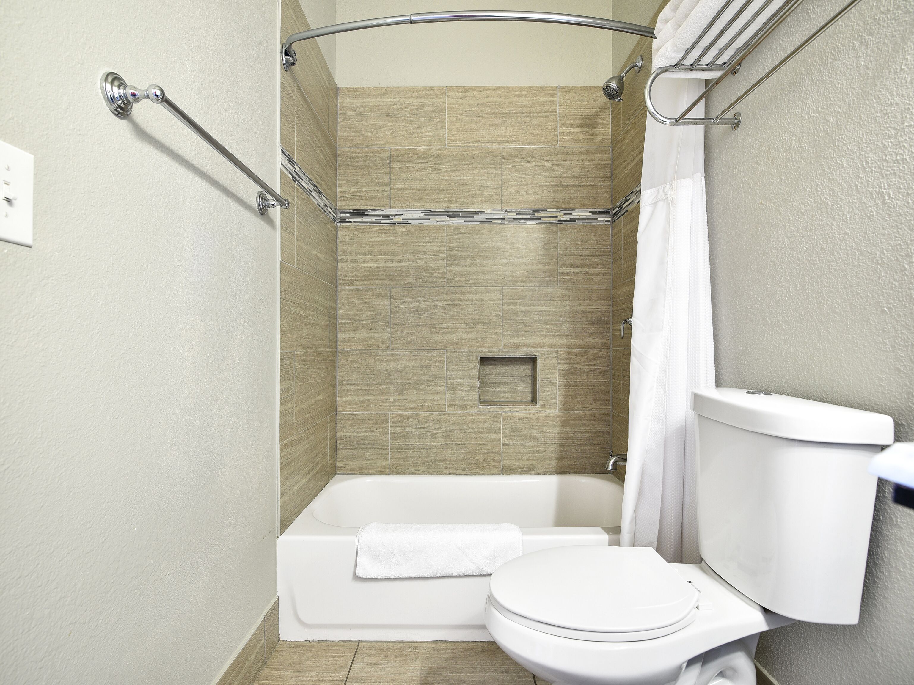 room, 1 queen bed, accessible | bathroom | combined shower/bathtub, designer toiletries, hair dryer, towels