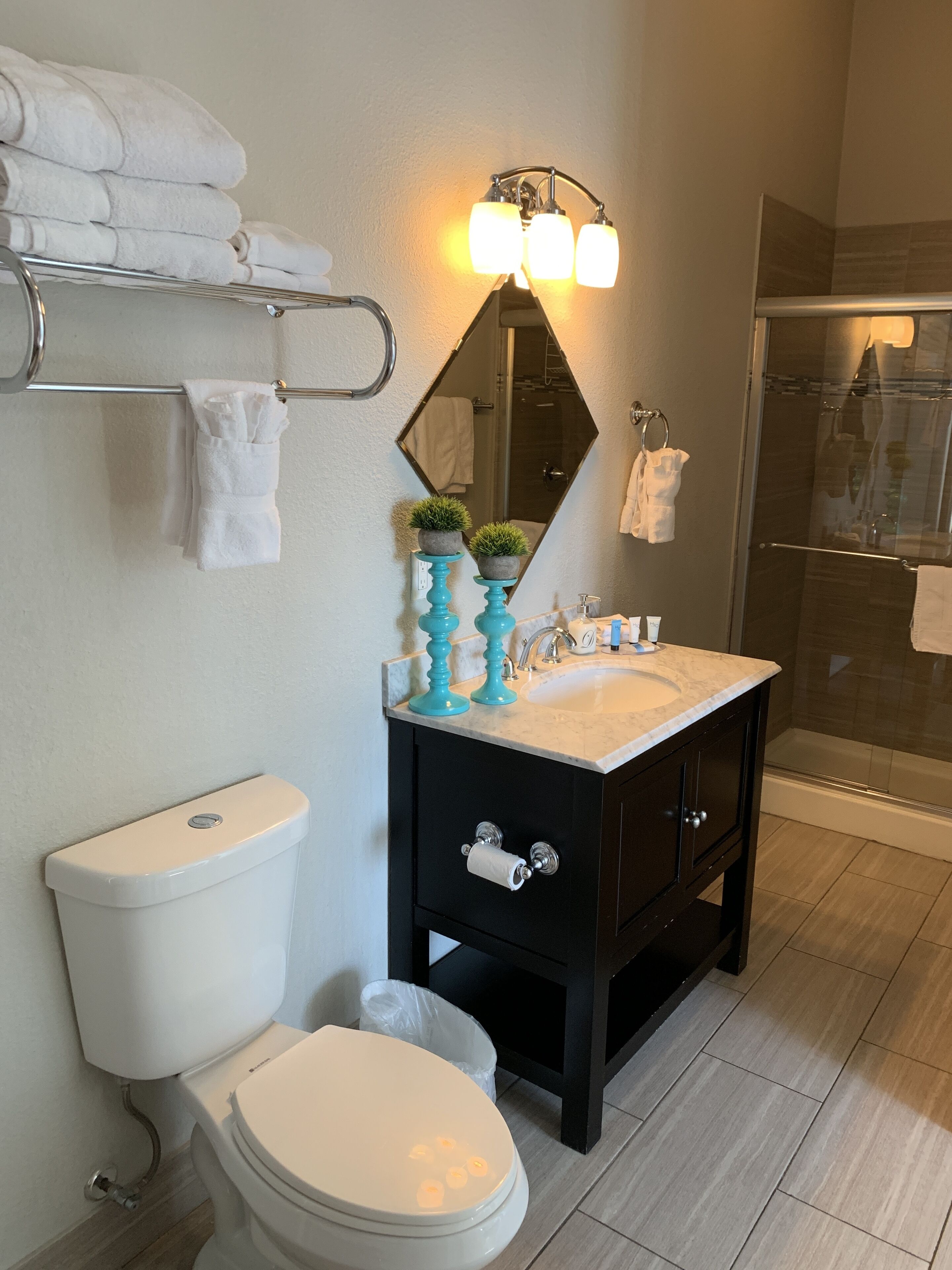 executive room, city view, corner | bathroom | combined shower/bathtub, designer toiletries, hair dryer, towels