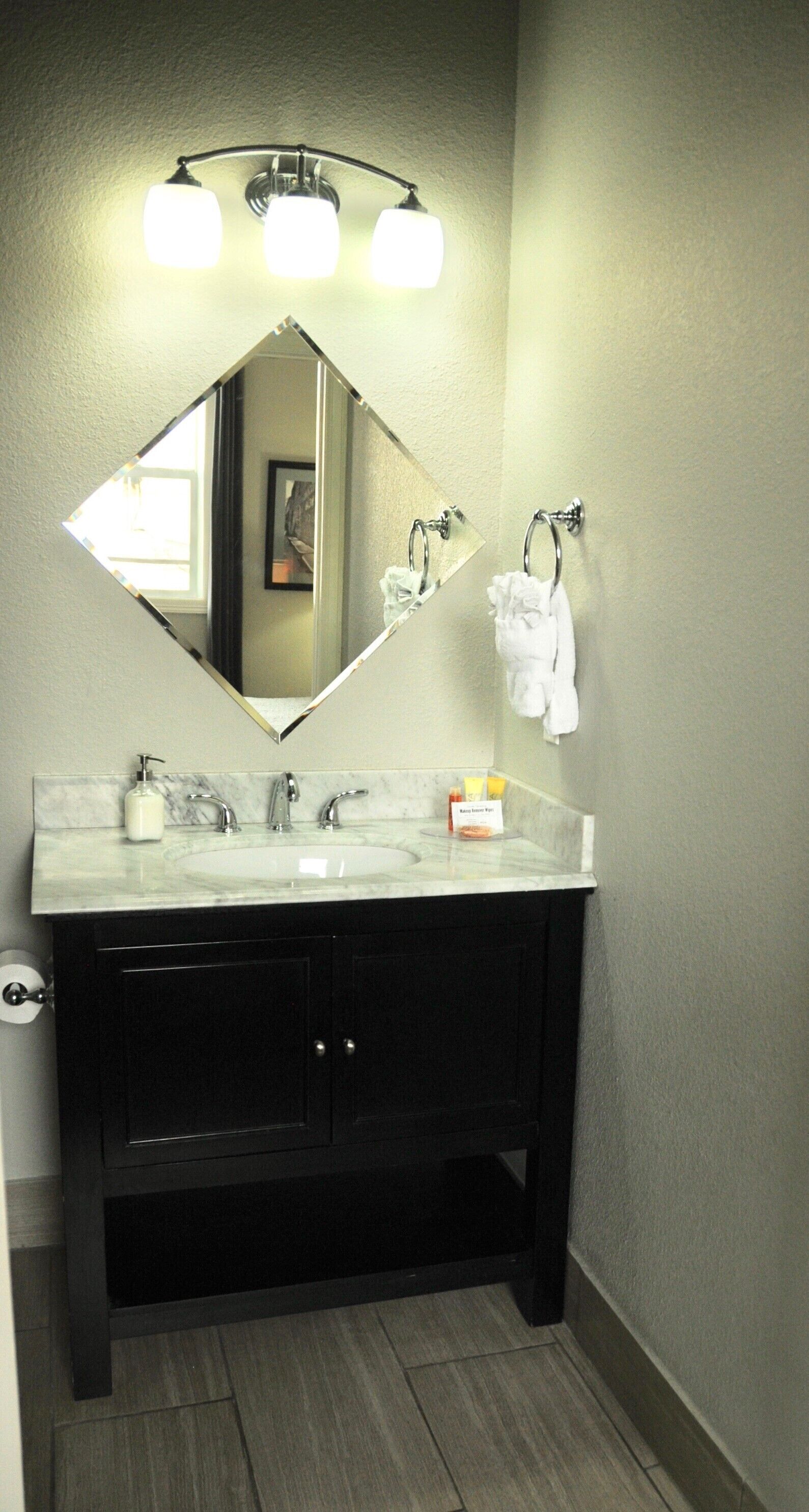 deluxe room, 1 queen bed | bathroom | combined shower/bathtub, designer toiletries, hair dryer, towels