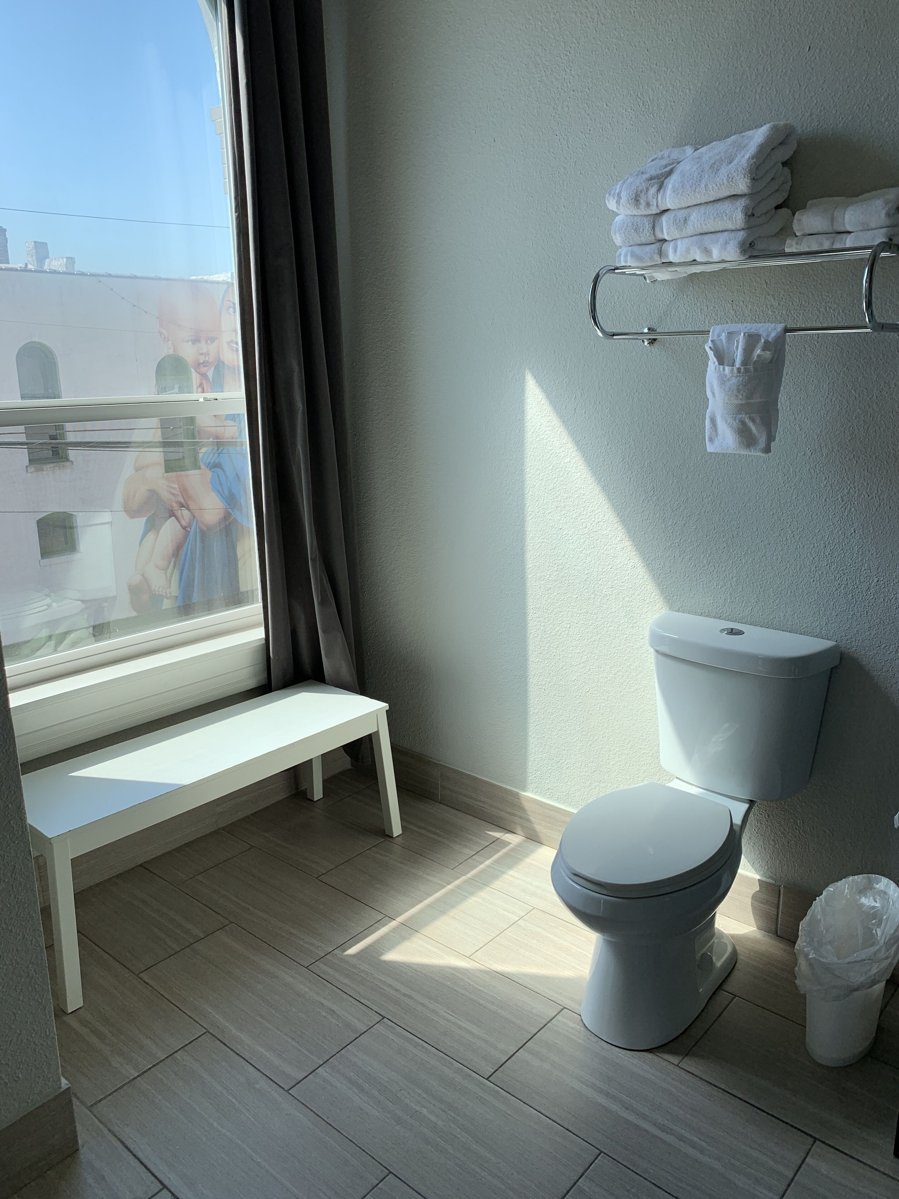 executive room, city view, corner | bathroom | combined shower/bathtub, designer toiletries, hair dryer, towels