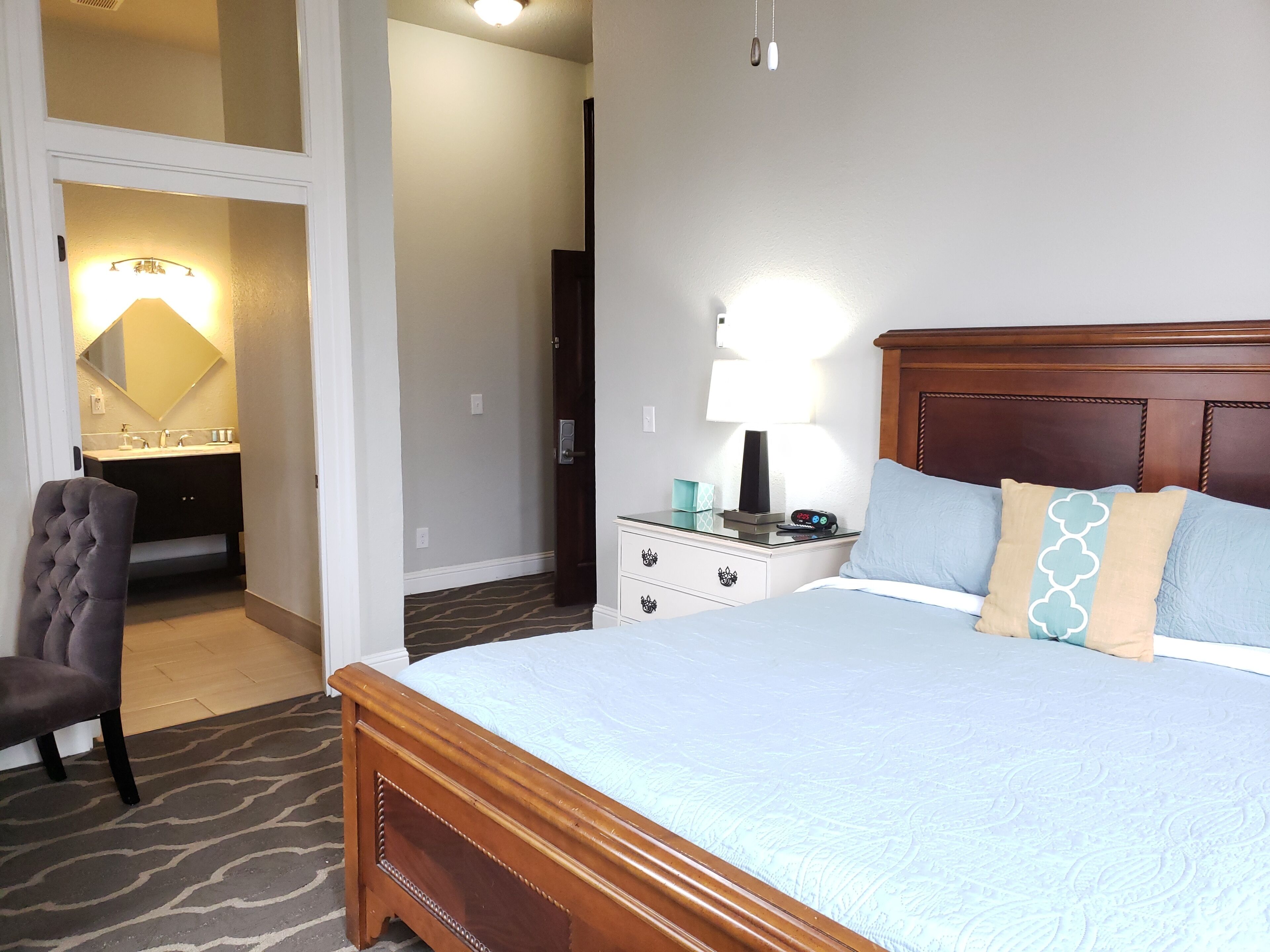 executive room, city view, corner | premium bedding, desk, iron/ironing board, free wifi