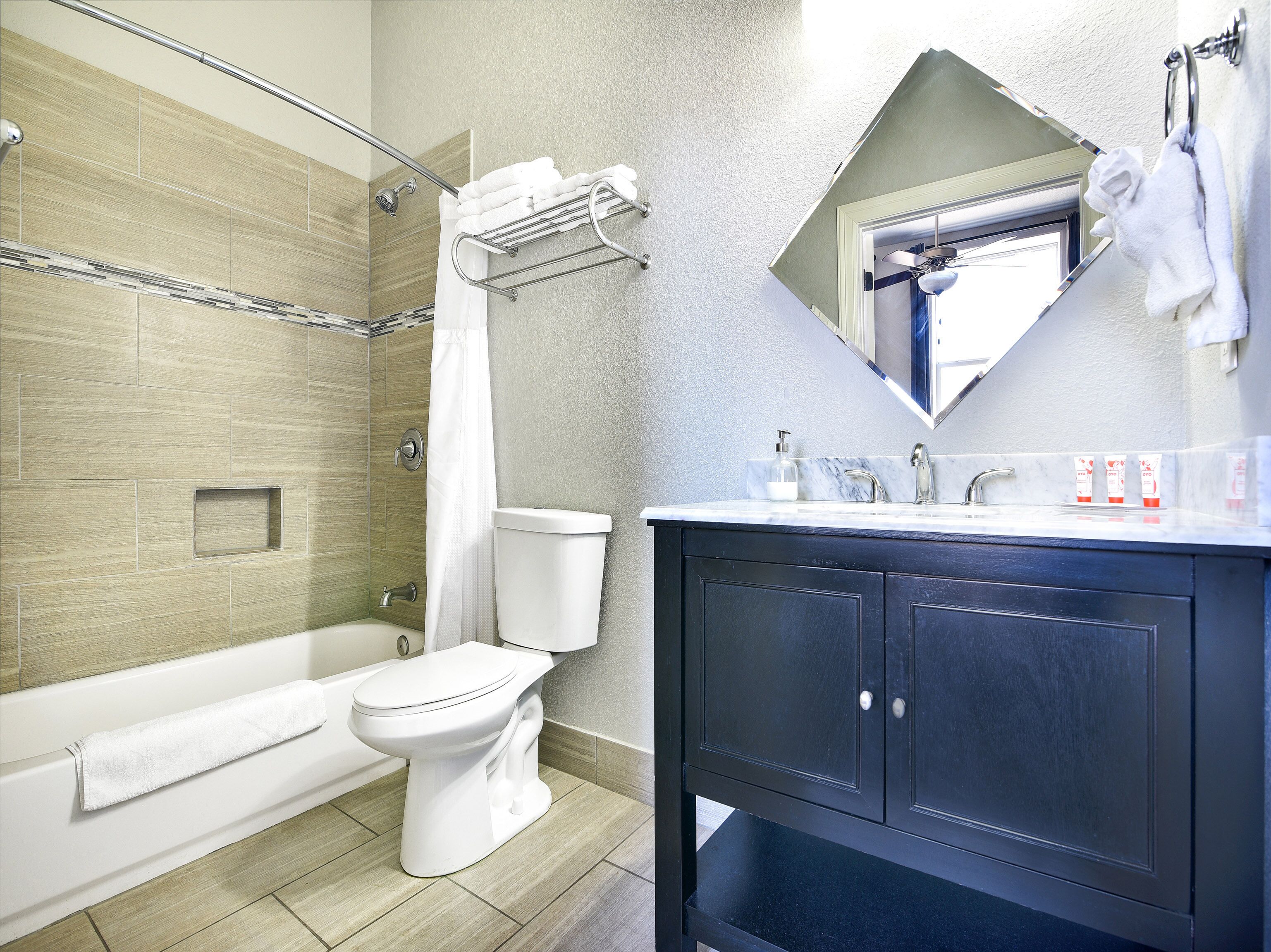 deluxe room, 1 queen bed | bathroom | combined shower/bathtub, designer toiletries, hair dryer, towels