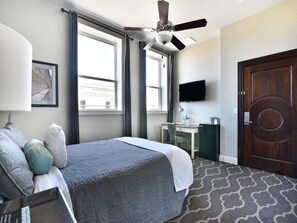 Premium bedding, desk, iron/ironing board, free WiFi - The Dilworth Inn (Gonzales)