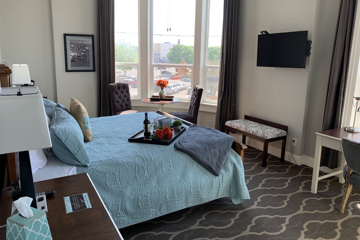 Premium bedding, desk, iron/ironing board, WiFi (free)