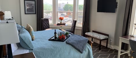 Premium bedding, desk, iron/ironing board, free WiFi