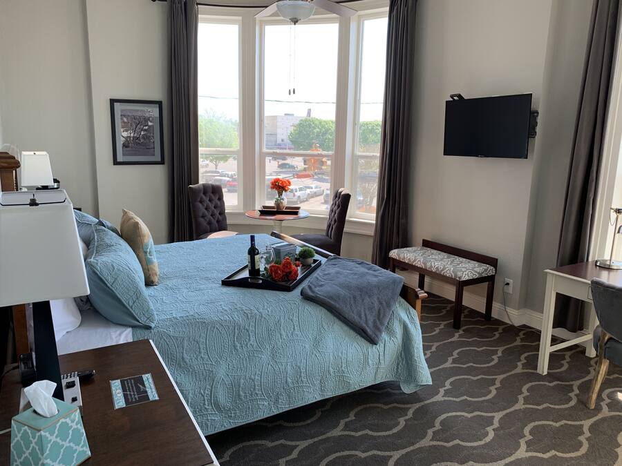 Premium bedding, desk, iron/ironing board, free WiFi