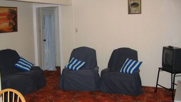 Cottage, 3 Bedrooms | Living room | Flat-screen TV